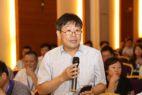參會代表與專家和企業(yè)家們進行熱烈的研討與交流
