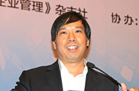 江蘇萬(wàn)潤(rùn)軟件科技有限公司總經(jīng)理熊德平做題為《充分準(zhǔn)備、長(zhǎng)遠(yuǎn)規(guī)劃、科學(xué)架構(gòu)、果斷踐行》的演講