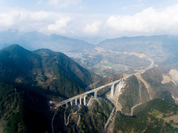 我國(guó)在建單跨最大連續(xù)剛構(gòu)橋——重慶萬(wàn)利七分部龍駒特大橋成功合龍